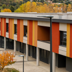 une longue façade colorée dans les tons rouge orangée 