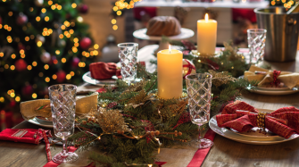 Table de repas décorée pour les fêtes de fin d'année