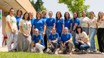 un groupe de femmes posent devant l'objectif en souriant