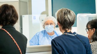 visite de la pharmacie avec un groupe de professionnels