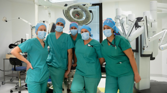 Dr Clément Tavernier, chirurgien viscéral, et les infirmières formées à l'utilisation du robot chirurgical aux HNO