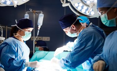 chirurgiens en cours d'intervention au bloc opératoire