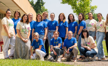un groupe de femmes posent devant l'objectif en souriant 