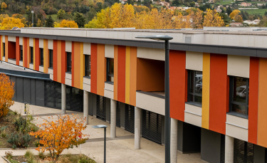 une longue façade colorée dans les tons rouge orangée 
