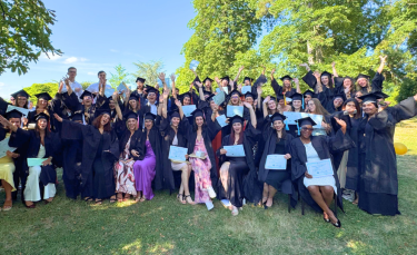dans un parc une cinquantaine d'étudiants célèbrent leur fin d'étude