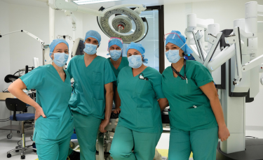 Dr Clément Tavernier, chirurgien viscéral, et les infirmières formées à l'utilisation du robot chirurgical aux HNO