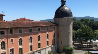 vue extérieure de l'hôpital de Trévoux