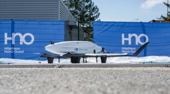 un drone médical est posé sur sa zone d'atterisage