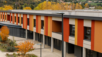 une longue façade colorée dans les tons rouge orangée 