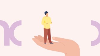 illustration d'un personne debout sur une grande main qui la soutient