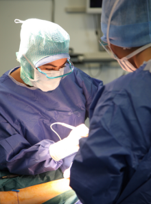 Nos chirurgiens plastique sont spécialisés en chirurgie mini-invasive.