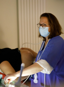 Le Dr Isabelle Poidevin en train de réaliser une échographie sur une femme enceinte