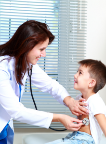 Lors de la consultation, nos pédiatres spécialisés en néphrologie auscultent les jeunes patients.