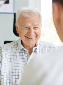 senior souriant en consultation