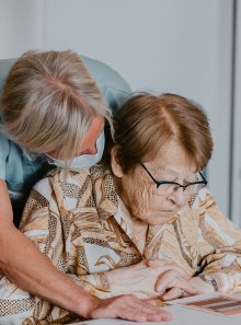 Soignante aidant une résidente