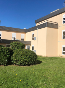 Vue sur le jardin verdoyant de notre UCC