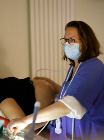 Le Dr Isabelle Poidevin en train de réaliser une échographie sur une femme enceinte