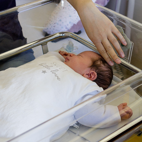 Accueil du bébé : les bonnes pratiques en salle de naissance
