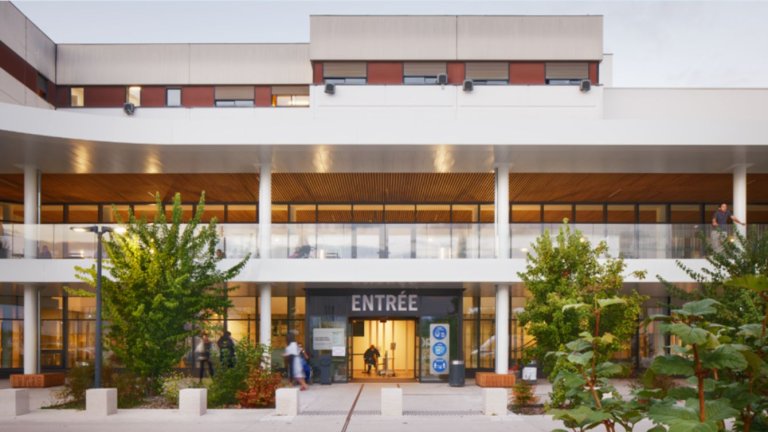 vue extérieure de l'entrée principale de l'hôpital de Villefranche
