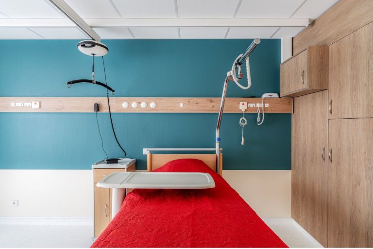 chambre rénovée de l'Ehpad de l'hôpital de Belleville-en-Beaujolais