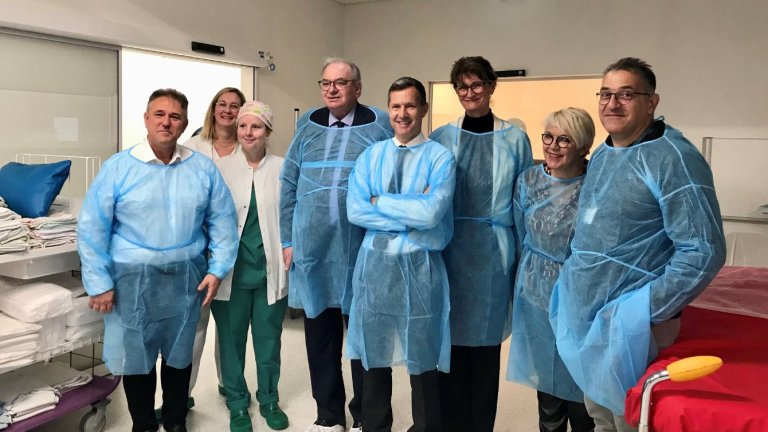 un groupe d'élus régionaux et des professionnels des HNO visitent la salle de surveillance post-interventionnelle de l'Unité de chirurgie ambulatoire