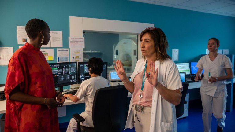 une professionnelle de santé fait visiter les locaux d'IRM