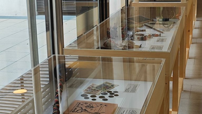 des objets sont exposés dans deux vitrines