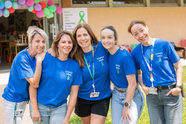 cinq femmes portent un tee-shirt bleu et posent en souriant 
