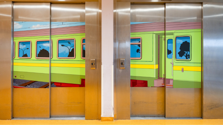 sur les portes de deux ascenseurs se déploie une fresque représentant les voitures d'un train de couleur verte