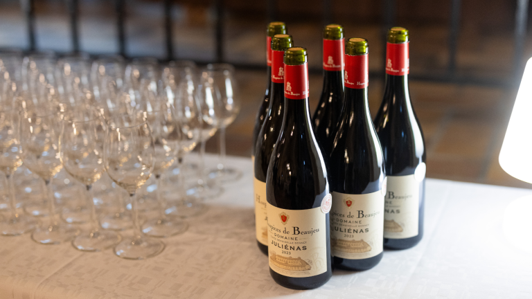 des bouteilles de vins et des verres sont réunies sur une table