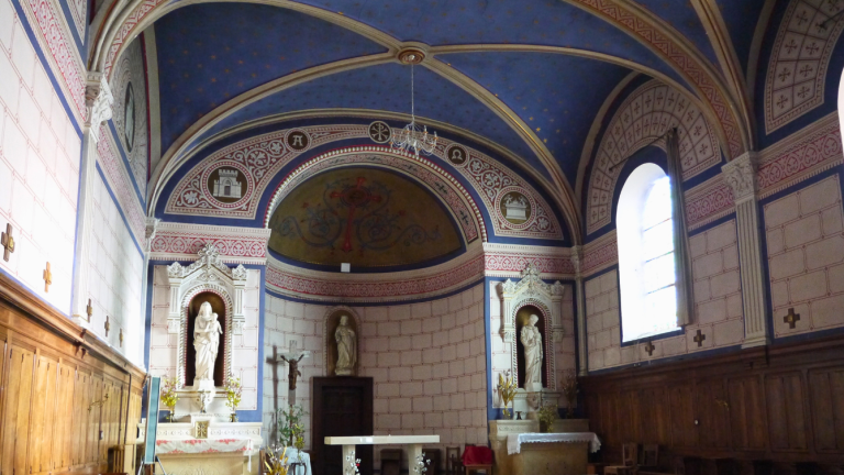 vue de l'intérieur de la chapelle, de ses murs peints et de sa voute bleue cile
