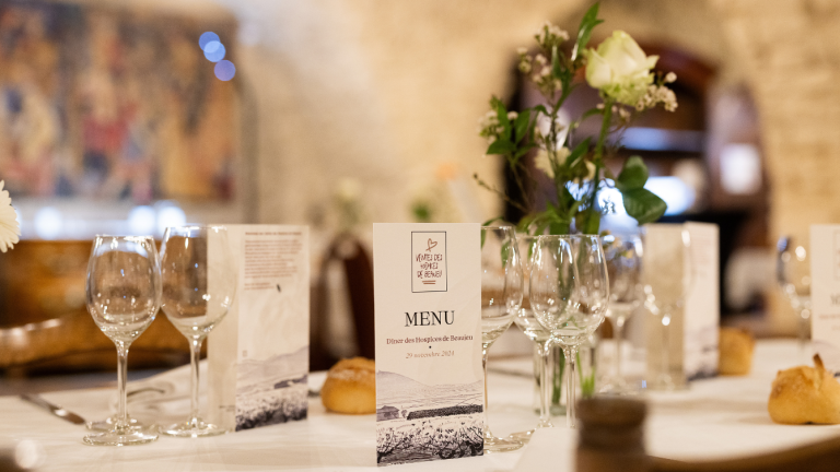 menus et petits bouquets de fleurs décorent une table à nappe blanche