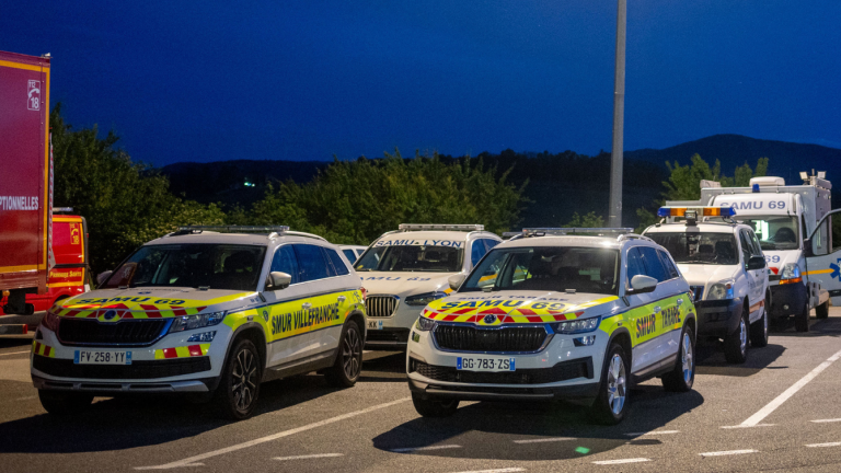 deux véhicules des smur sont garées sur un parking à la tombées de la nuit