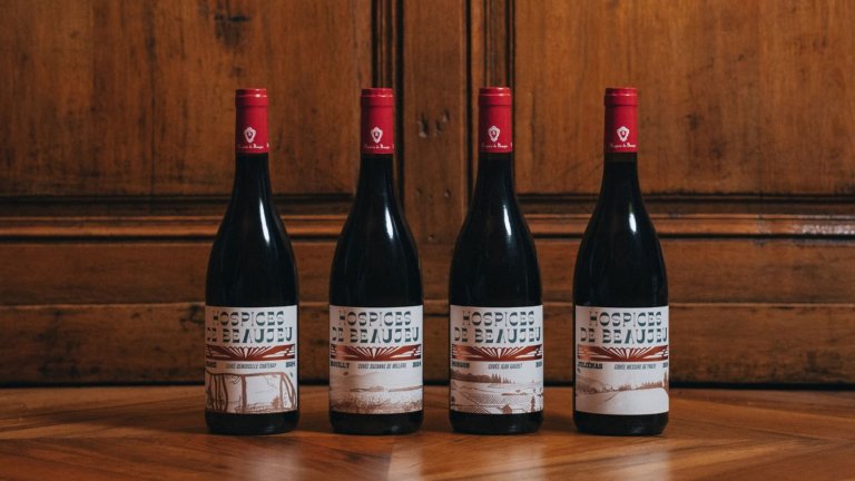 quatre bouteilles de vin sont posées les unes à coté des autres 