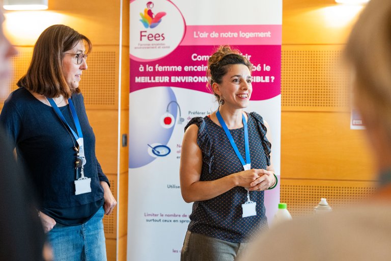 Une professionnelle des HNO, formée "Femmes Enceintes Environnement et Santé" (FEES), intervenant auprès d'équipes de l'hôpital de Villefranche