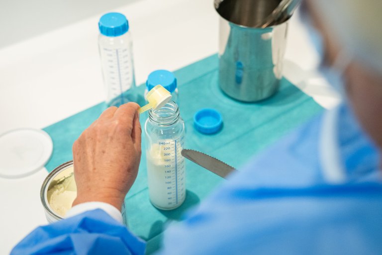 Confection du biberon de lait par une professionnel de la biberonnerie des HNO