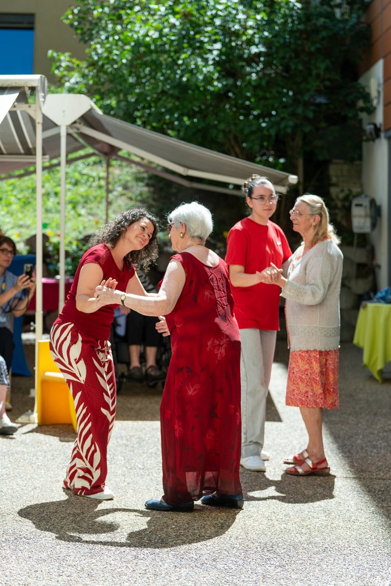 quatre femmes vêtues de rouge dans sur une terrasse
