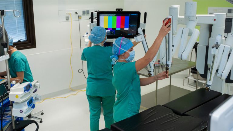 L'équipe du bloc opératoire prépare la salle d'intervention et le robot chirurgical