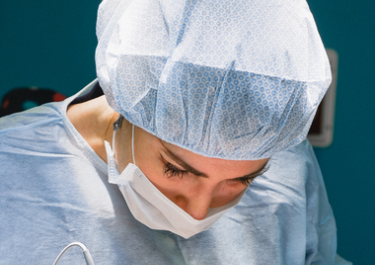 Nos chirurgiens urologiques traitent les hommes et les femmes atteints de pathologies urinaires ou génitales.