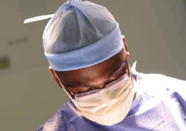Dr Fortuné Houessou, au cours d’une chirurgie gynécologique.