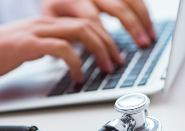 médecin sur son ordinateur
