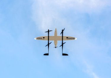 dans un ciel bleu, un drone médical s'élève