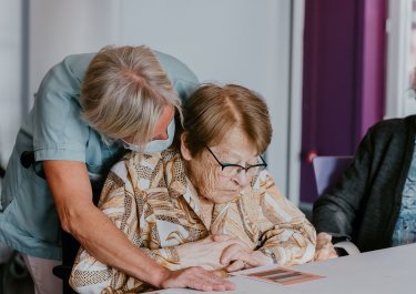 Soignante aidant une résidente
